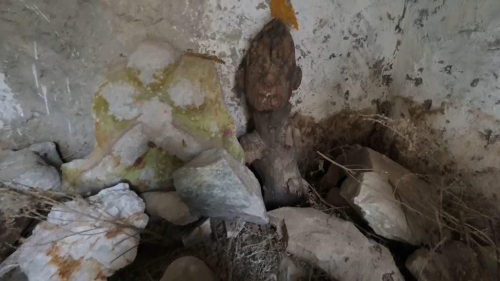 mysterious statue encountred in the way 
